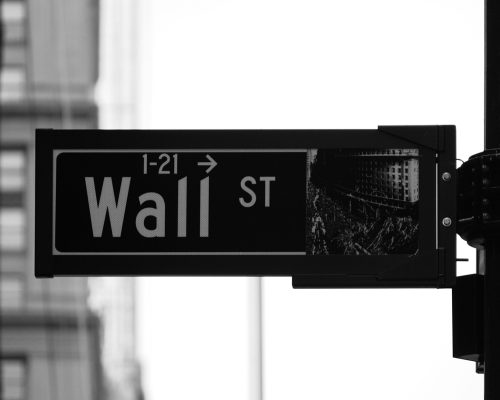 Wall-Street-Straßenschild in New York, Symbol für Fonds, ETFs und Aktien